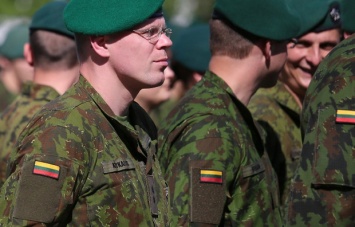 Литва ввела постоянный военный призыв
