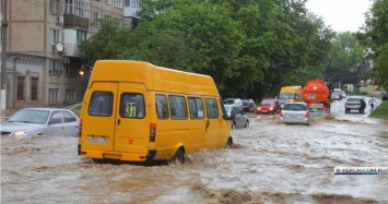 Сильнейший ливень парализовал движение транспорта в Керчи (ФОТО, ВИДЕО)