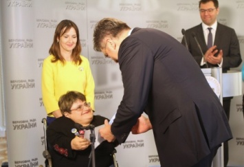 Евродепутат Пленкович наградил украинок-победительниц конкурса BeEuropean