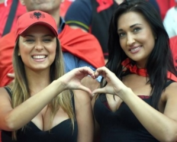Сексуальные албанские фанатки покорили сеть (ФОТО)