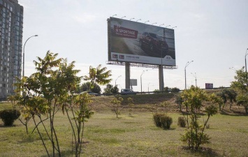 В Киеве демонтируют гигантские билборды. Рекламу срезают кусками
