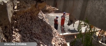 Стройку в «климовском квартале» оградили хлипким забором вблизи обрыва: одесситы рискуют упасть в разрытый котлован