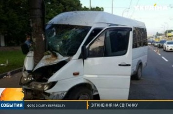 В Киеве переполненная маршрутка на полном ходу врезалась в столб (Видео)