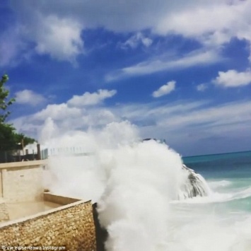 Огромные волны на Бали вызвали панику среди туристов (фото, видео)