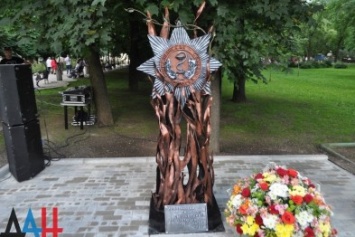 Ко Дню медработника в донецком парке кованых фигур открыли знак "Медицинской славы Донбасса"