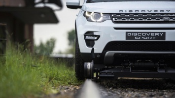 Неслабая букашка: Land Rover Discovery Sport провез поезд массой 100 тонн
