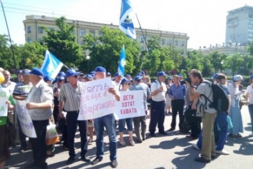 Метростроевцы пришли к мэру Днепра требовать зарплат (ФОТО)