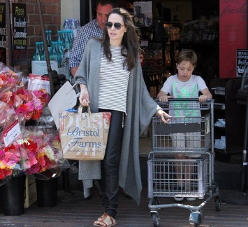 Анджелина Джоли с сыном Ноксом покупает продукты