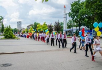 Школьники Днепропетровщины соревнуются в стрельбе из оружия и кулинарии