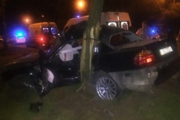 В Запорожье ночью легковушка врезалась в дерево: водитель серьезно пострадал, - ФОТОФАКТ