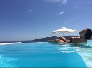 Нюша поделилась откровенными фотографиями с отдыха в Греции