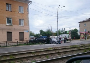 В Екатеринбурге в результате ДТП Jeep врезался в угол дома