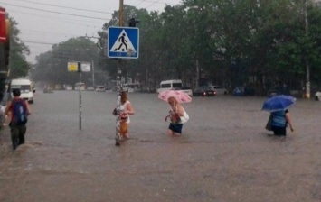 "Это ужас, спасите! Нас заливает. Вода уже в дома затекает": ливень в Керчи затопил целые жилые кварталы