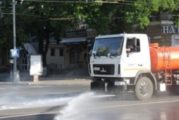 На мариупольские дороги каждый день будут лить по 200 кубов воды (ФОТО)