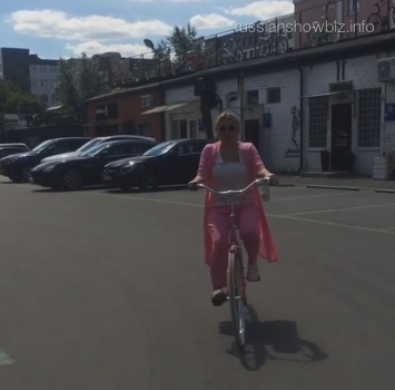 Ирина Дубцова купила розовый велосипед