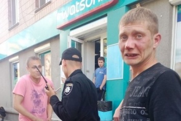 Среди белого дня в центре Кировограда избивали мужчину. ФОТО