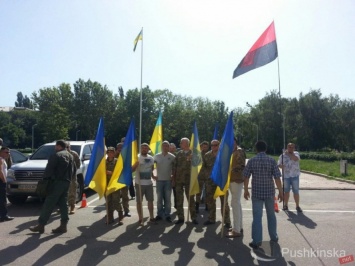 Под Одесской ОГА митингуют бойцы АТО (фото)