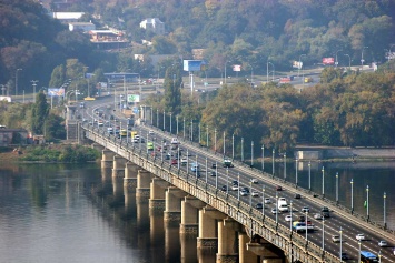 На киевском мосту Патона планируют ликвидировать реверсную полосу