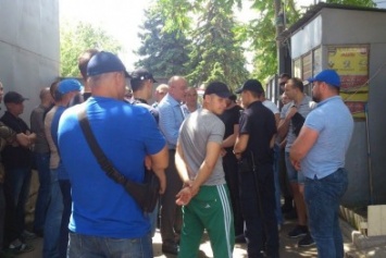 Одесский рынок штурмуют чиновники мэрии и их помощники из Автомайдана (ФОТО)