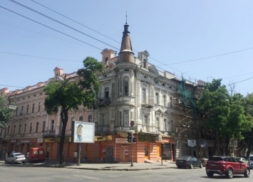 Неизвестные лица самовольно покрасили фасады двух зданий-памятников архитектуры в Одессе