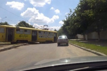 В Харькове на улице Морозова "дрифтанул" очередной трамвай (ФОТО)