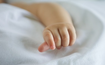 У найденной на окружной дороге в Харькове новорожденной девочки обнаружено серьезное заболевание