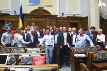 Кадр дня: до обеда в Верховной Раде осталось 24 депутата (фото)