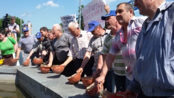 В Днепропетровске метростроевцы, которым 9 месяцев не выплачивают зарплату, провели митинг против бездействия мэра