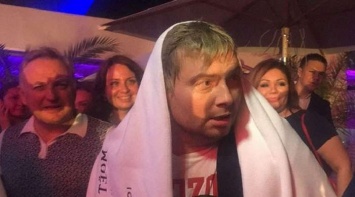 Украинская певица скинула Николая Баскова в бассейн (ВИДЕО)