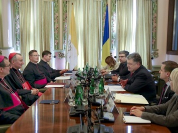 П.Порошенко поблагодарил папу Франциска за гуманитарную помощь для Украины