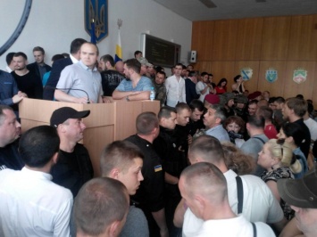 В облсовете Ровно депутатов-драчунов пришлось разнимать при помощи батальона Национальной гвардии