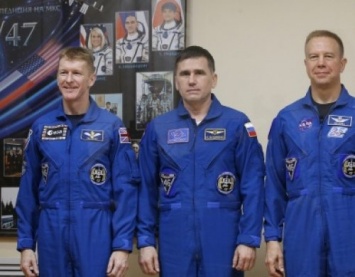 Трое членов экипажа МКС перешли на корабль для возвращения на Землю