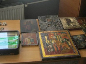 Украинец пытался вывезти в Россию старинные иконами, ордена и медали