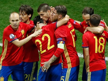 Дубль Мораты и крупная победа Испании над Турцией: "Фурия Роха" досрочно вышла в плей-офф Евро-2016