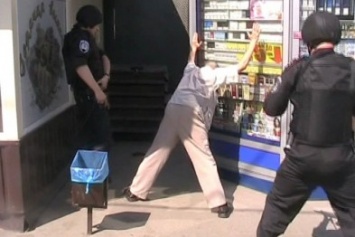 Погоня с задержанием: в Харькове двое неизвестных ограбили табачный киоск