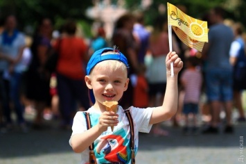 Одесситы устроили массовое поедание мороженого на Дерибасовской: установлен национальный рекорд