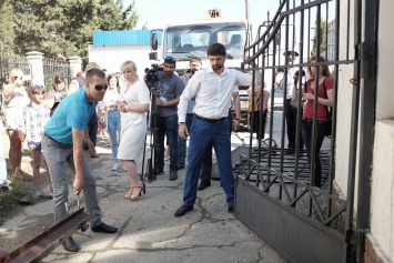 Крымский вице-спикер снес забор, преграждающий дорогу к морю. Проход вновь заблокировали через несколько часов
