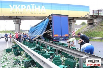 На Львовщине люди растаскивали пиво из попавшей в аварию фуры прямо под баннером "Слава Украине - героям слава"