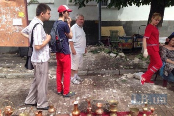 В Киеве на прохожих упал карниз здания