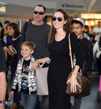 Анджелина Джоли с братом и сыновьями в Нью-Йорке