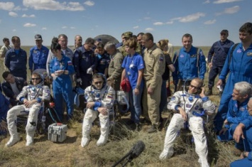 Члены экипажа МКС благополучно вернулись на Землю с помощью транспортного пилотируемого корабля - Роскосмос