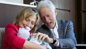 Клинтон во второй раз стала бабушкой