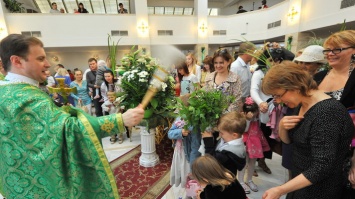 Сегодня христиане восточного обряда празднуют День Святой Троицы