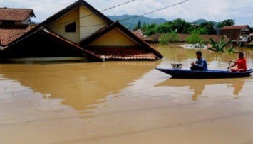 От наводнений в Индонезии погибли 24 человека