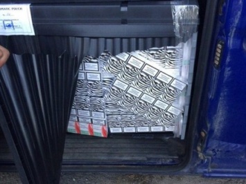 В Закарпатье в авто с дипномерами обнаружили около 30 тыс. пачек контрабандных сигарет
