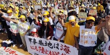 На Окинаве свыше 50 тысяч человек протестуют против военного присутствия США