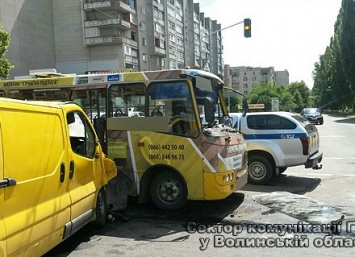 Семь человек пострадали в результате столкновения маршрутки и микроавтобуса в Луцке