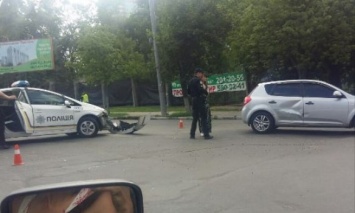 ДТП с участием полицейских в Киеве: патрульная машина здорово "помяла" легковушку при столкновении
