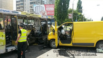 Массовое ДТП в Луцке - семь пострадавших в столкновении маршрутки и микроавтобуса