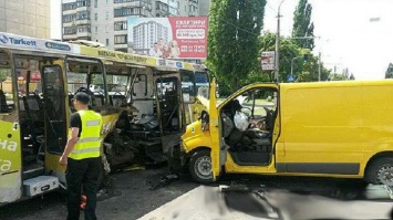 В Луцке микроавтобус въехал в маршрутку: 7 пострадавших (ФОТО) (ВИДЕО)